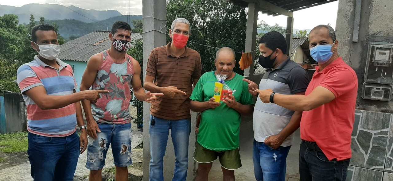 Camacã: Garis são homenageados em suas casas